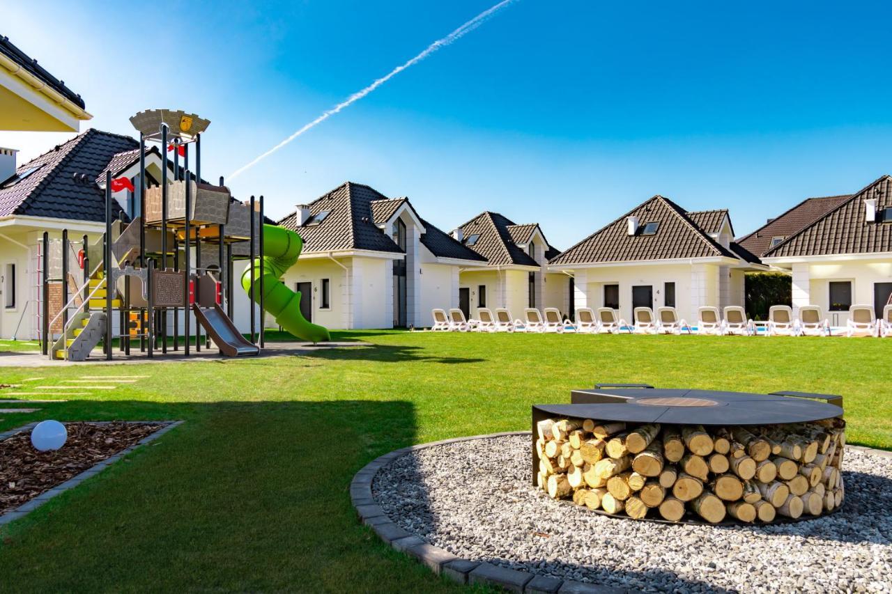 Family Resort Ustka - Domki Dwupoziomowe Z Basenem Exteriör bild