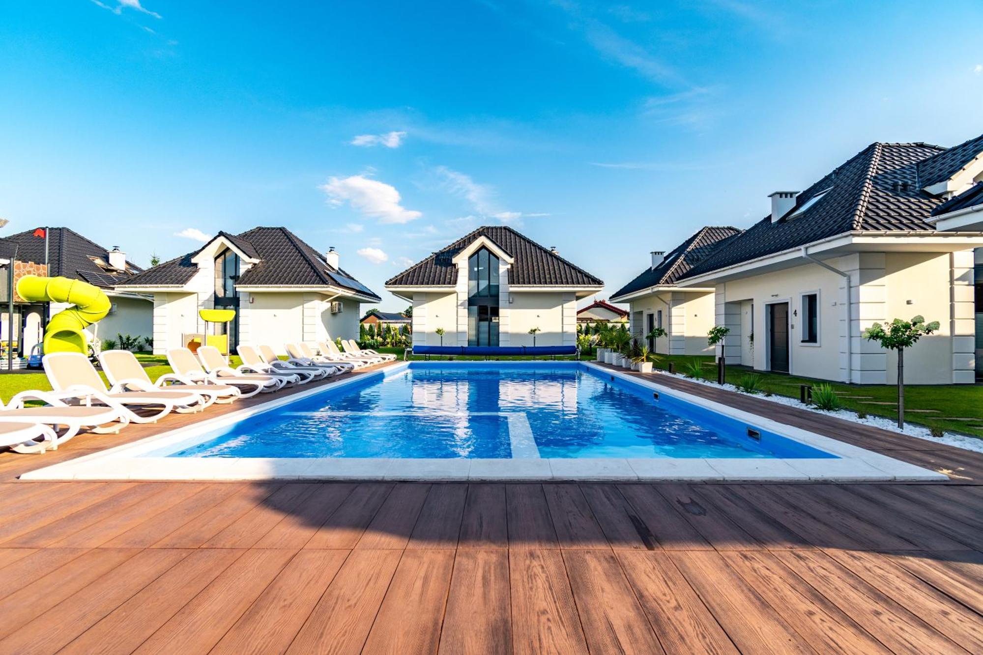 Family Resort Ustka - Domki Dwupoziomowe Z Basenem Exteriör bild