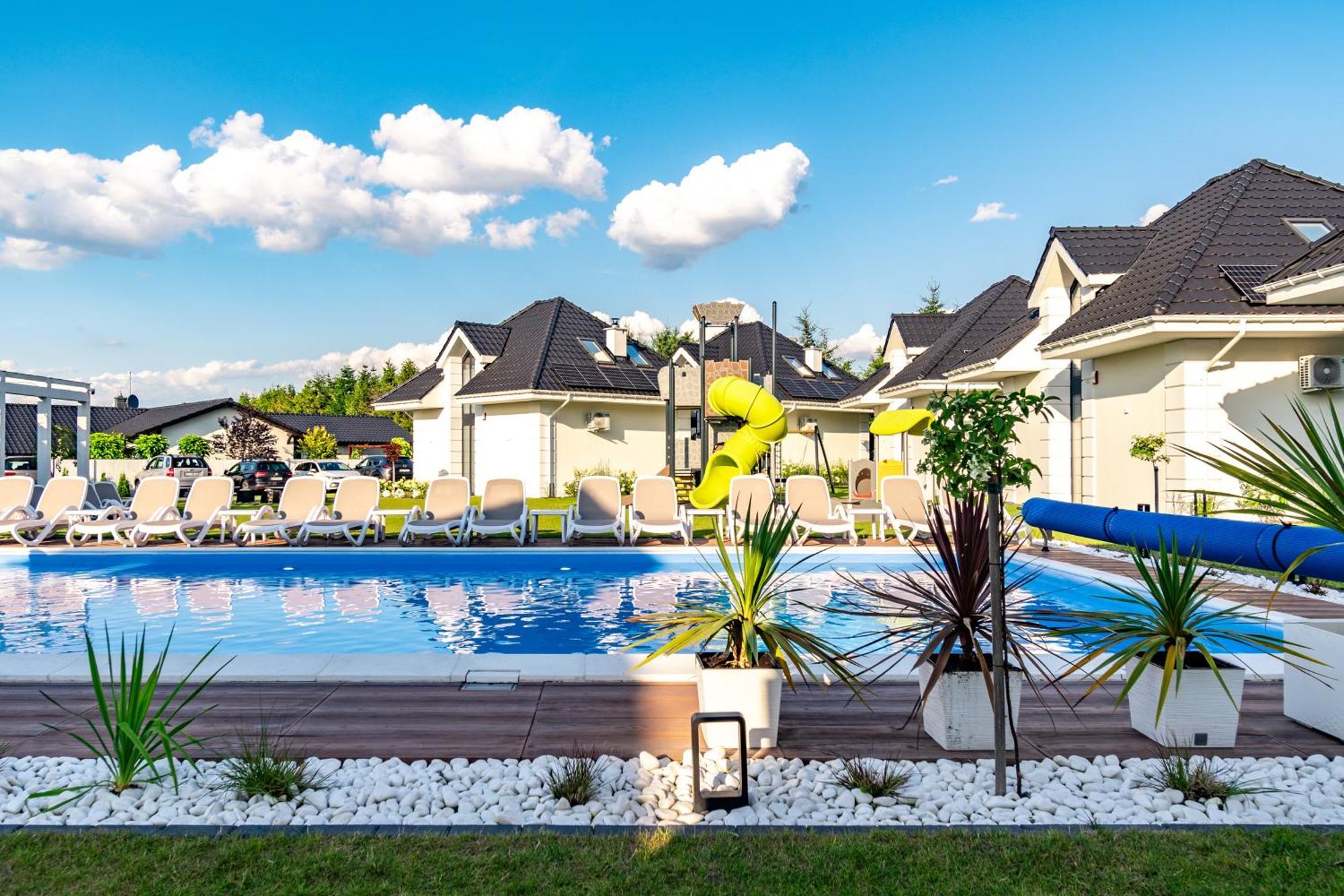 Family Resort Ustka - Domki Dwupoziomowe Z Basenem Exteriör bild