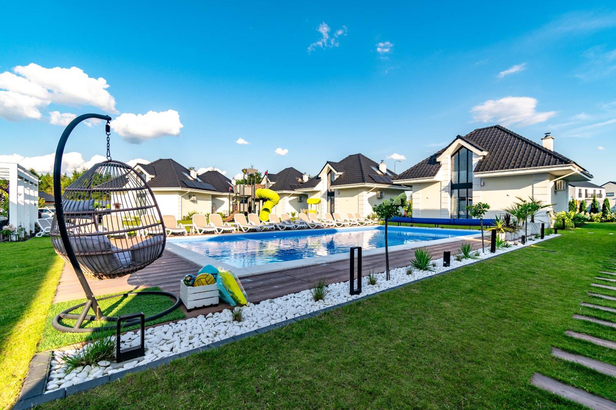 Family Resort Ustka - Domki Dwupoziomowe Z Basenem Exteriör bild