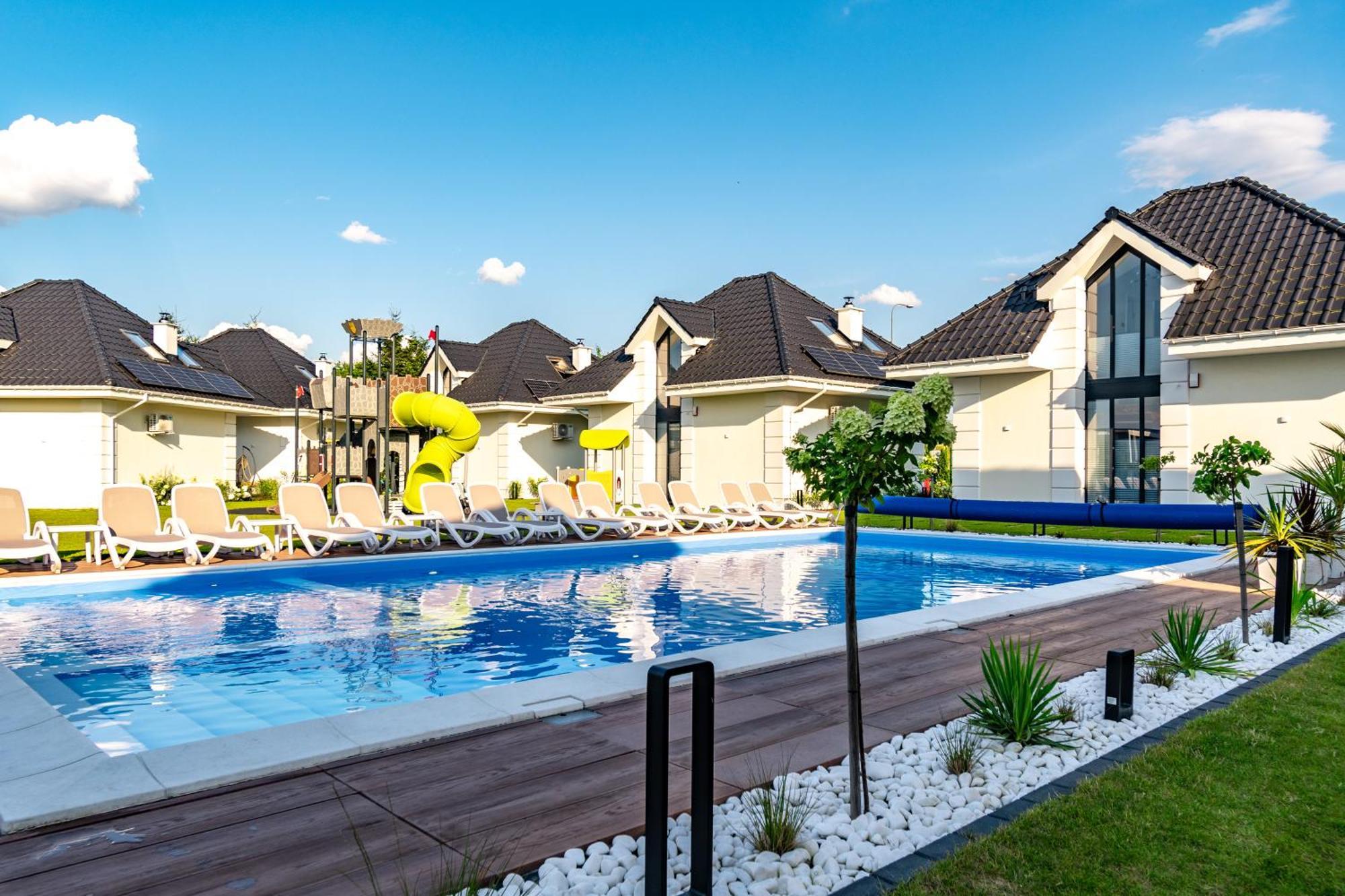 Family Resort Ustka - Domki Dwupoziomowe Z Basenem Exteriör bild